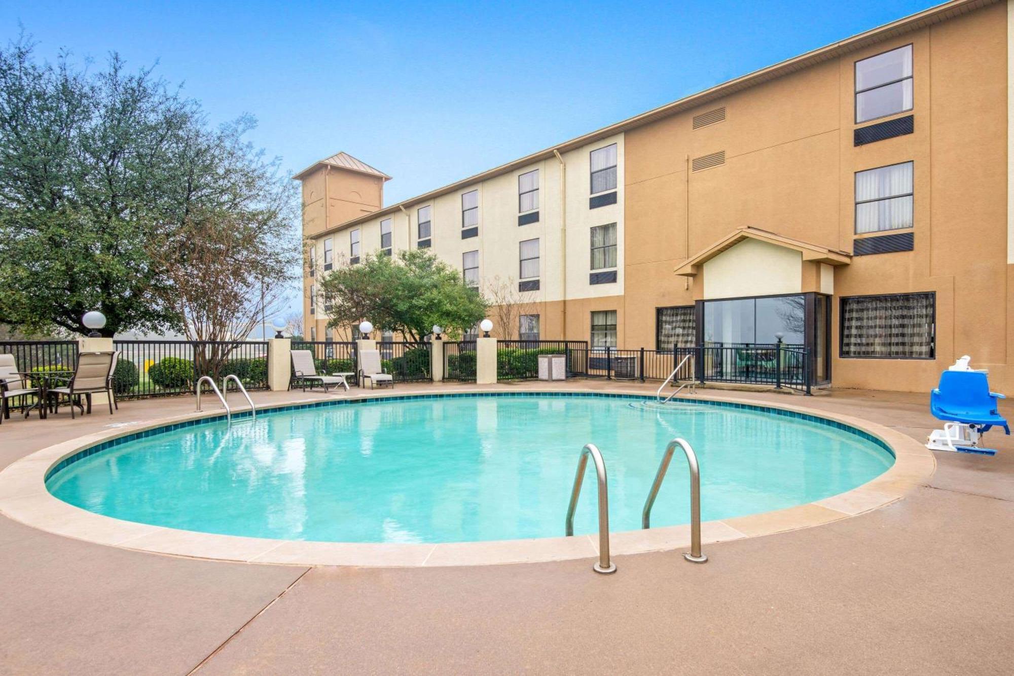 La Quinta By Wyndham Denison - North Lake Texoma Extérieur photo
